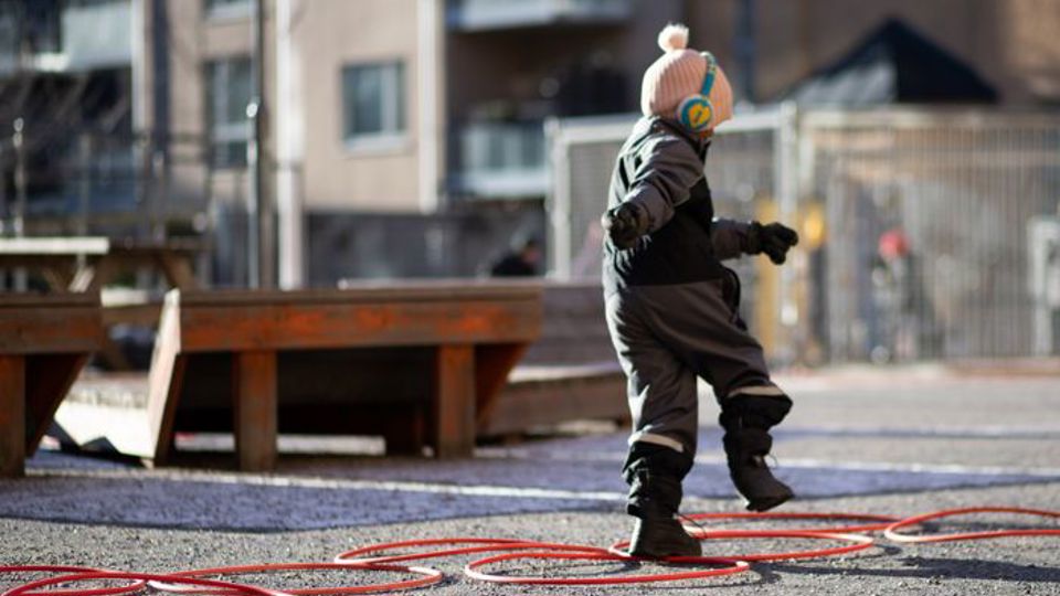 Ett barn som hoppar i ringar på skolgård