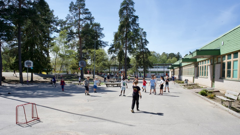Elever spelar bandy utomhus
