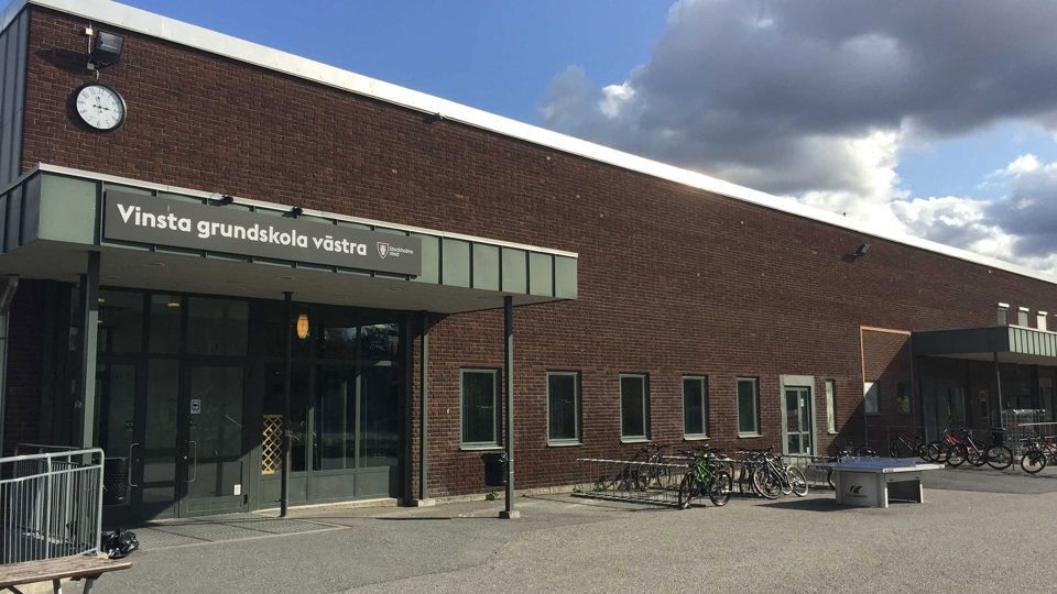 Skolbyggnadens entré