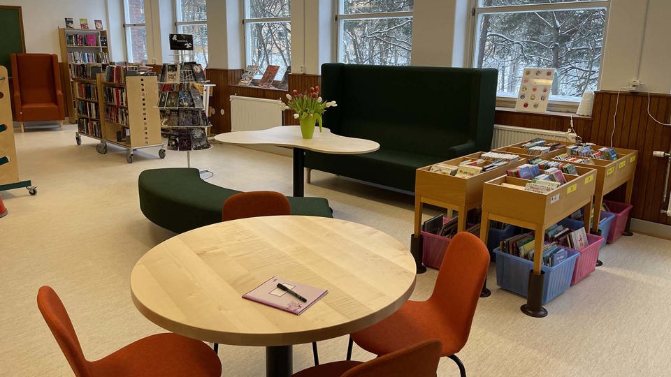 Bibliotekslokal i glada färger, foto.