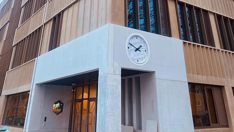Fasad och entre till Midsommarkransens grundskola.