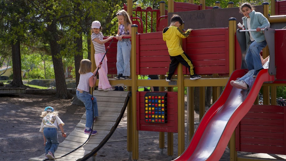 Elever leker i en klätterställning