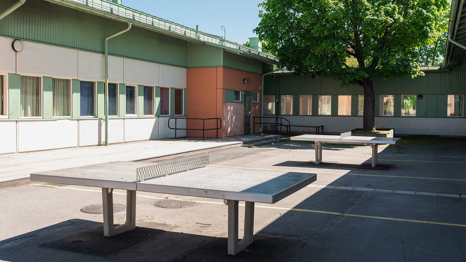 Skolgård med två pingisbord.