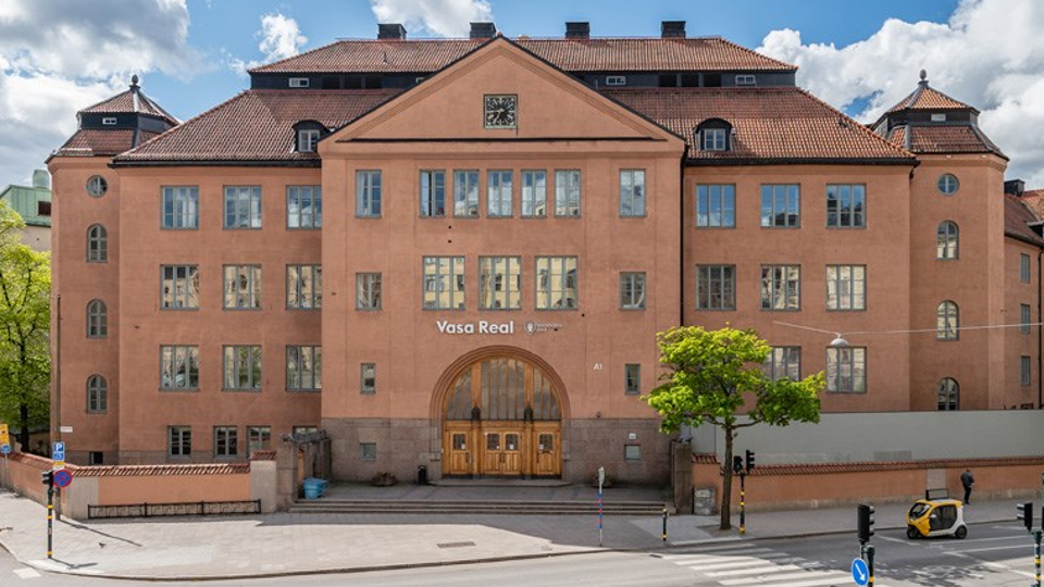 Tegelbyggnad med skylten Vasa Real