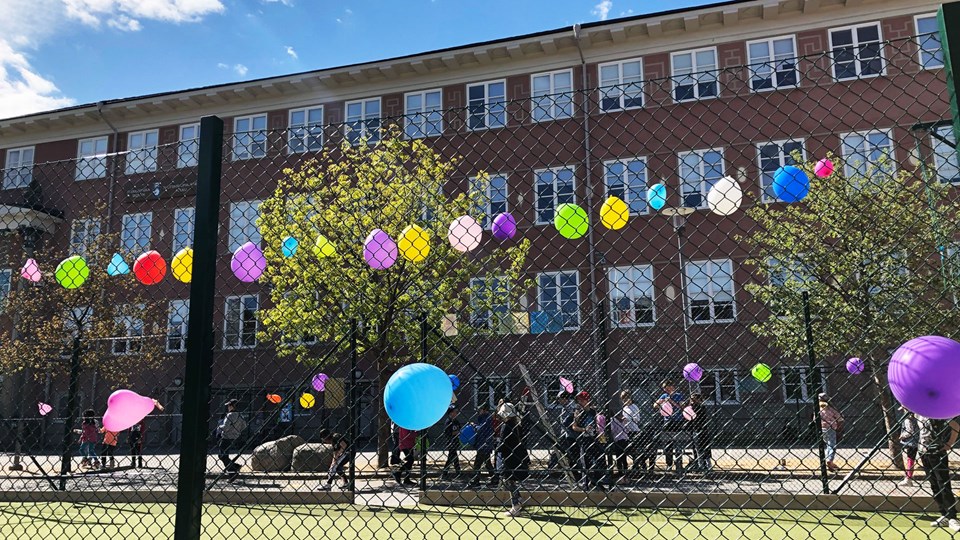 Ballongfirande på skolgård